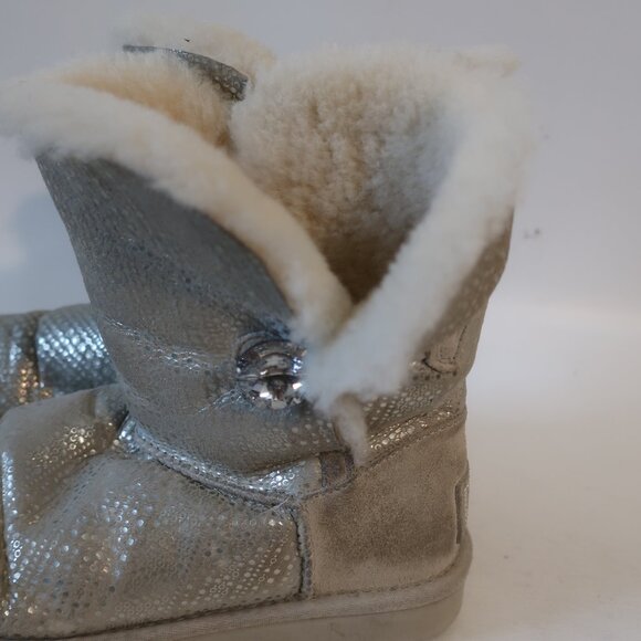 Womens Ugg S/N 1004774 Silver Metallic Suede Bailey Button Booties 7 - Picture 4 of 8
